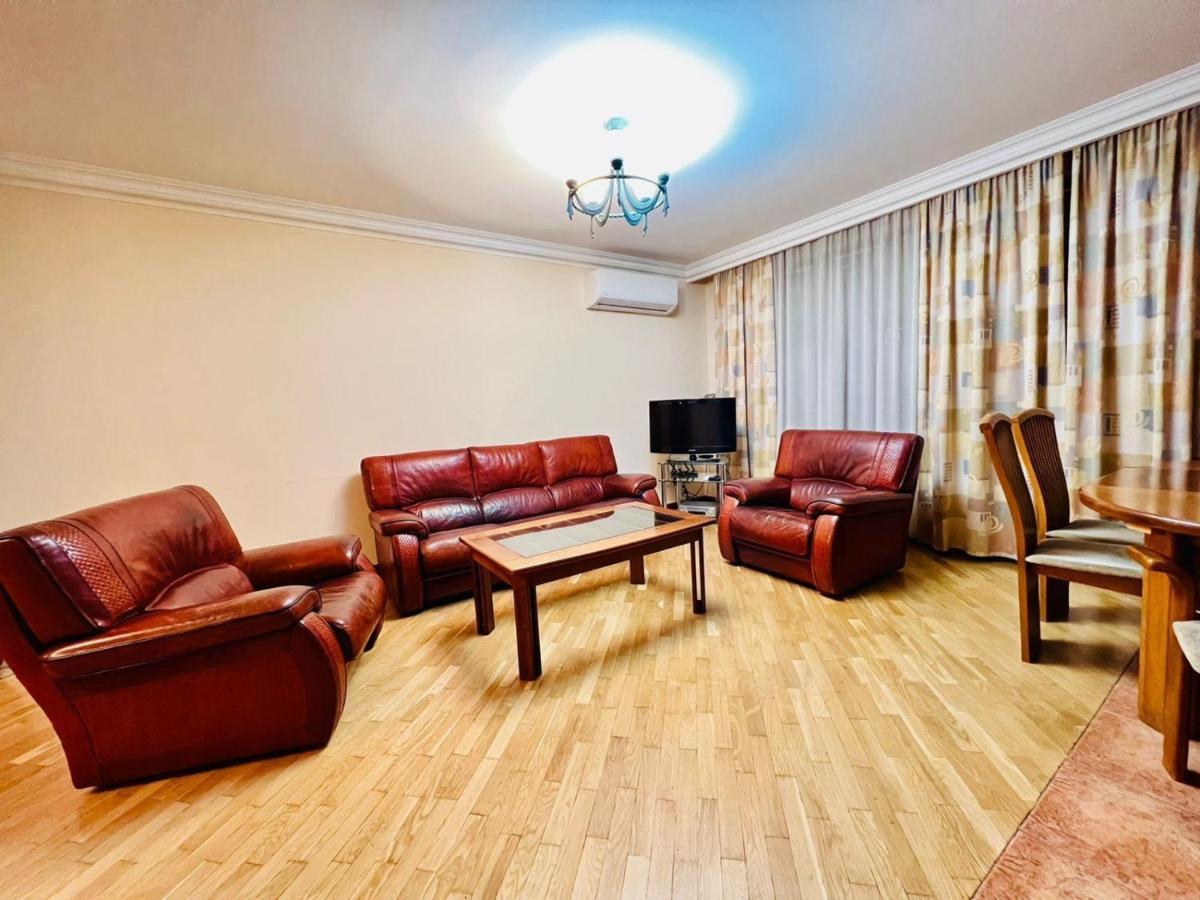 יירבאן Family Spacious 3 Bedroom Apartment In The Middle Of City Center, Next To North Avenue מראה חיצוני תמונה