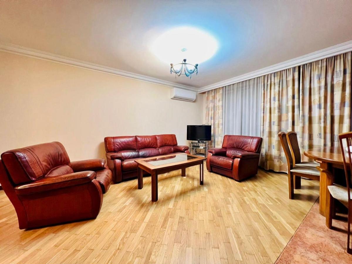 יירבאן Family Spacious 3 Bedroom Apartment In The Middle Of City Center, Next To North Avenue מראה חיצוני תמונה